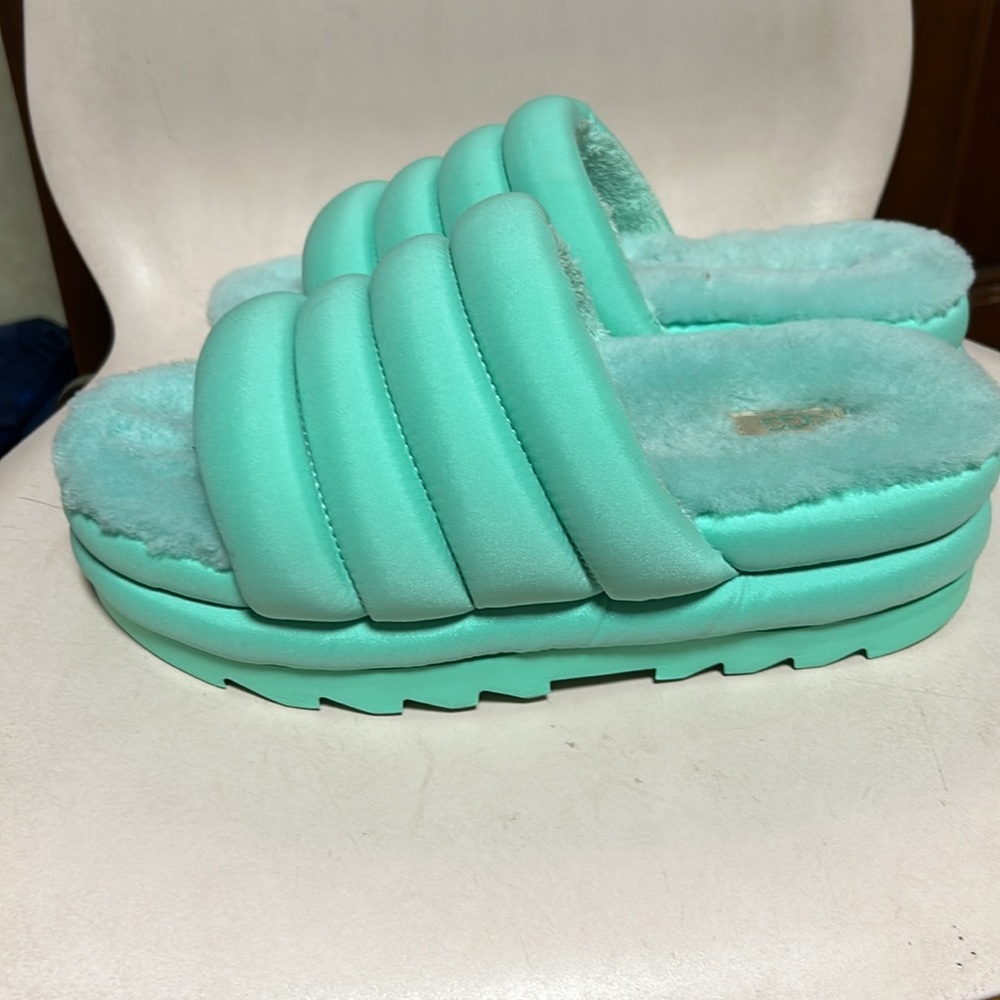 Ugg light green slide slipper size 9 - Picture 2 of 7
